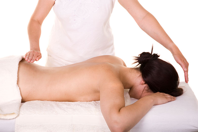 A Reiki kezelés az egész testra hat, gyógyítja és optimalizálja annak működését (jikidenreiki.hu)